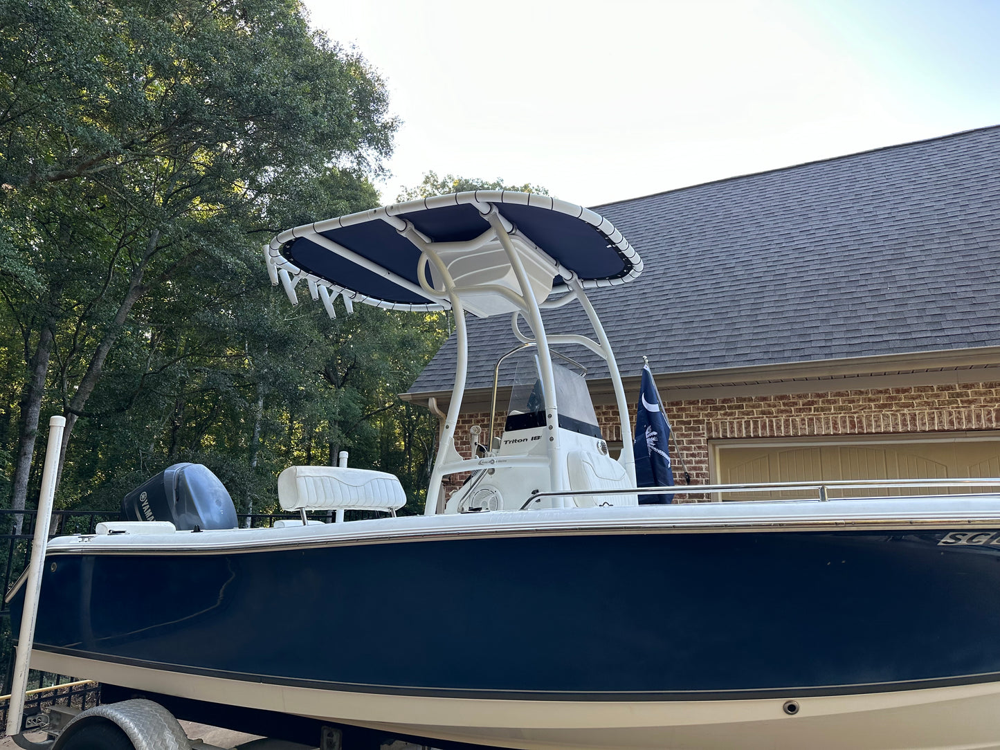 white boat t top electronics box rod holder